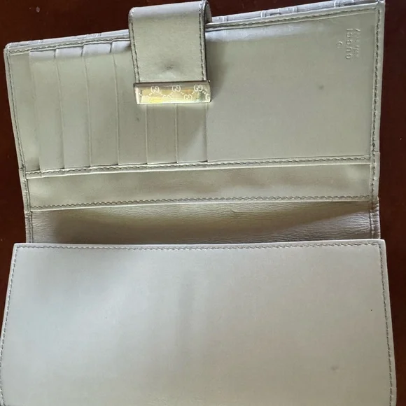 Gucci White Embossed Logo Wallet - Picture 4 of 6